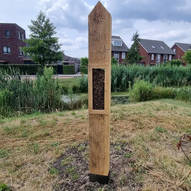 Jaap de Vries Hastings insectenpaal eikenhout met boorgaten