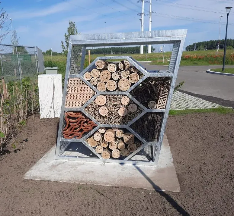 Jaap de Vries Greytown insectenhotel staal betonplaat