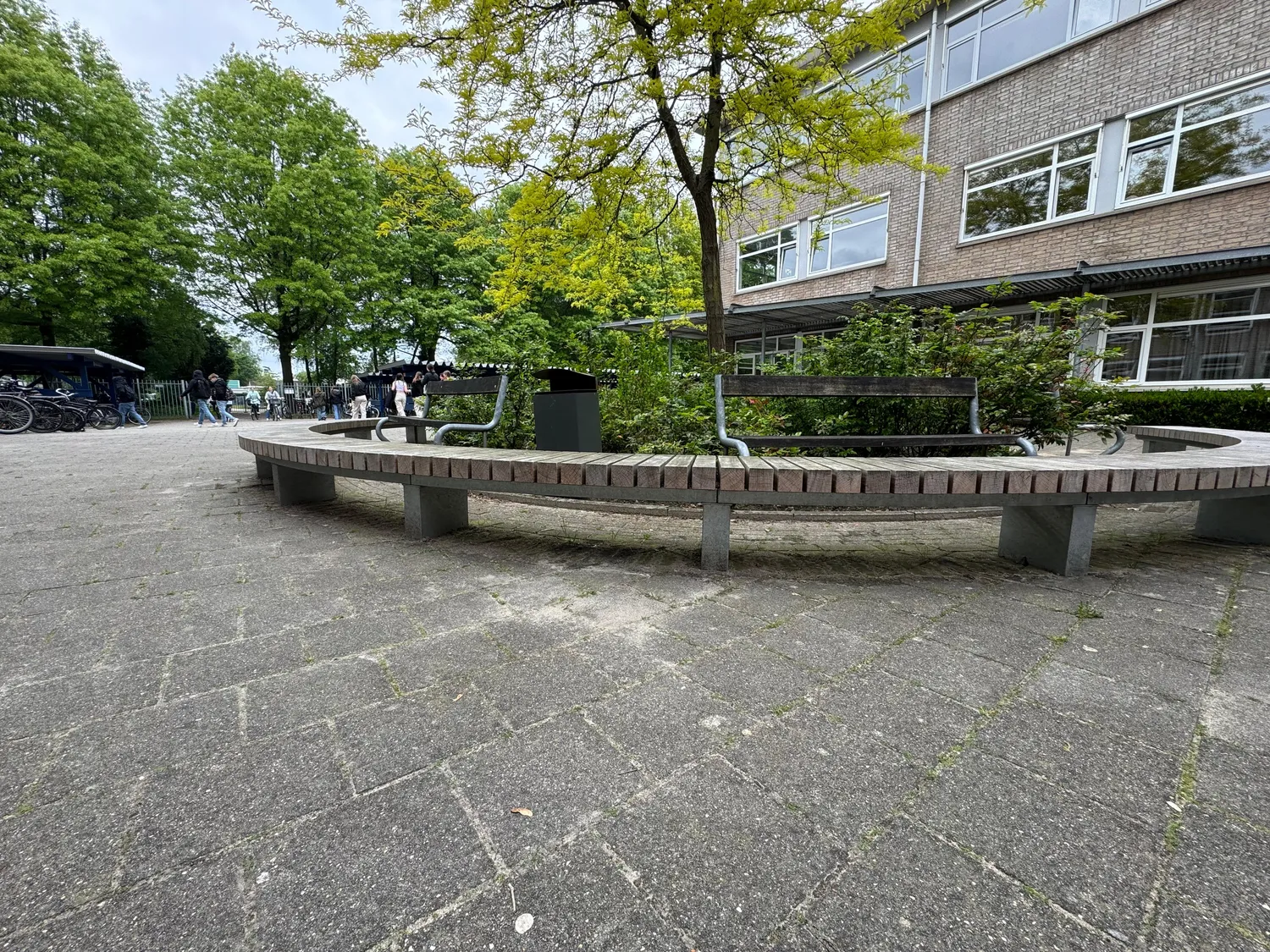 Groundlevel BRUUT vlakke bank 3/4-cirkel 3150 buiten