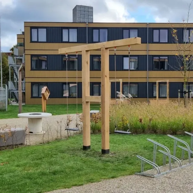 Jaap de Vries houten schommel speeltoestel eikenhout