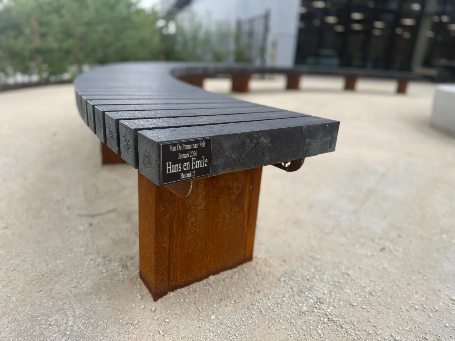 Groundlevel BRUUT vlakke bank 3/4-cirkel 3150 buiten