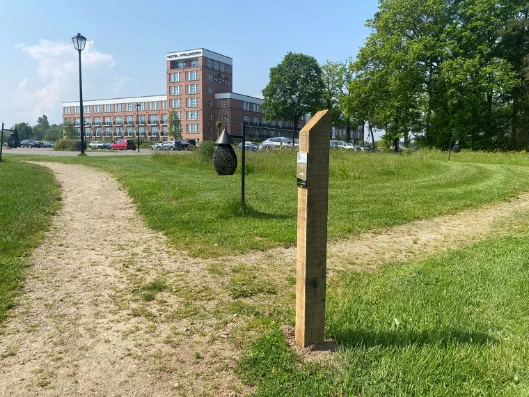 Jaap de Vries wandelroutepaal eikenhout Trespa bord