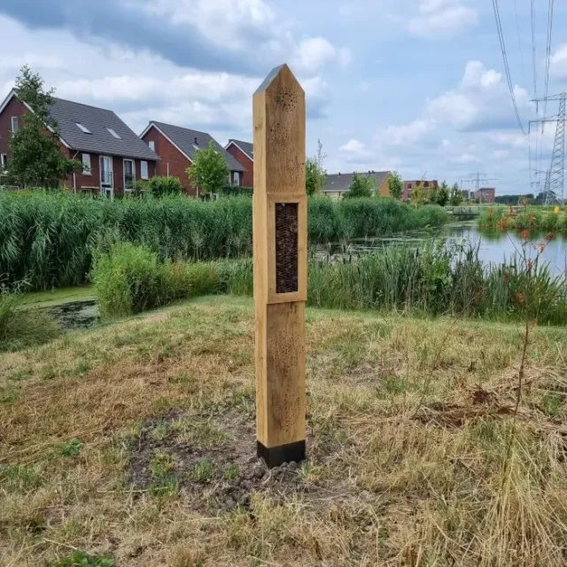 Jaap de Vries Hastings insectenpaal eikenhout met boorgaten