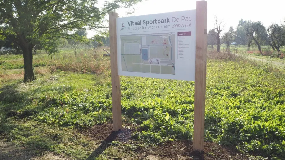 Jaap de Vries Producties Informatiebord Vitaal Sportpark eiken 2-staander