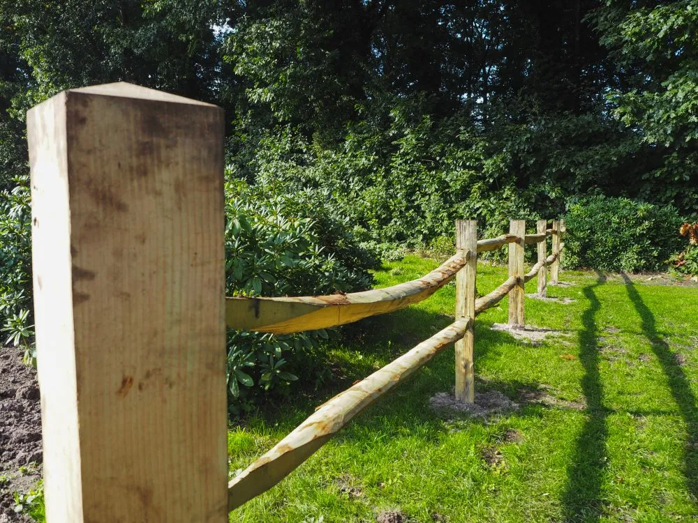 Jaap de Vries Producties Post Rail Bordeaux hekwerk kastanjehout