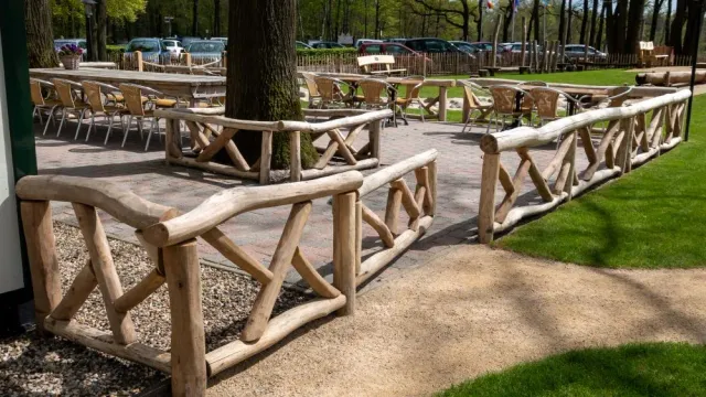 Jaap de Vries Producties Lyon hekwerk robinia maatwerk