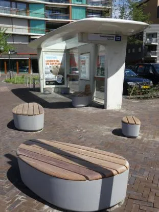 Groundlevel Emke zitpoef beton met houten zitting