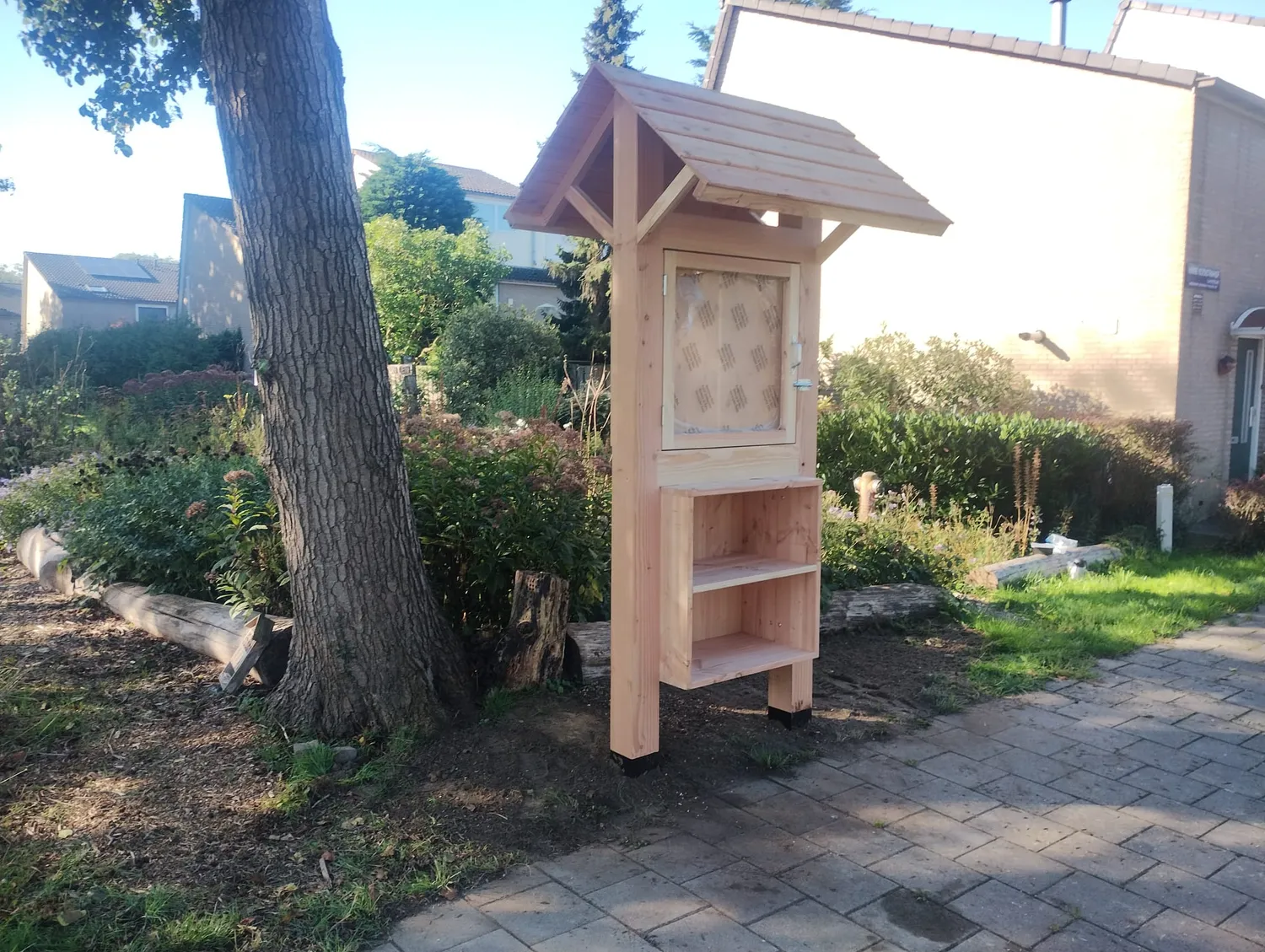 Jaap de Vries Belfast insectenhotel combi vitrinekast eiken