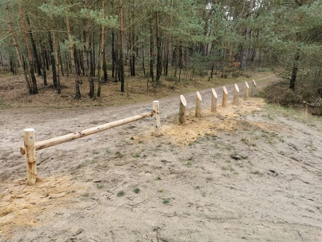 Jaap de Vries Calais slagboom kastanjehout rond