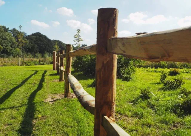 Jaap de Vries Producties Post Rail Bordeaux hekwerk kastanjehout