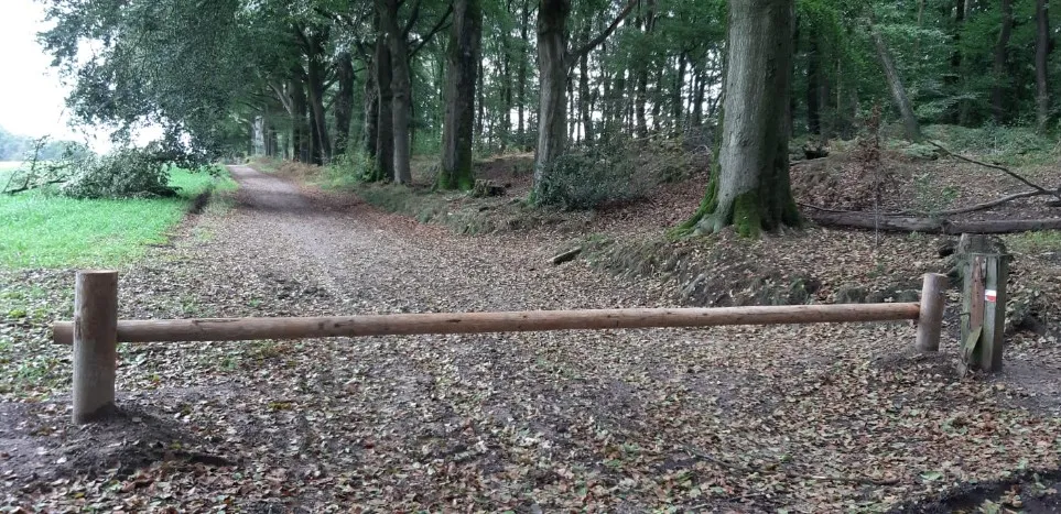 Jaap de Vries Calais slagboom kastanjehout rond