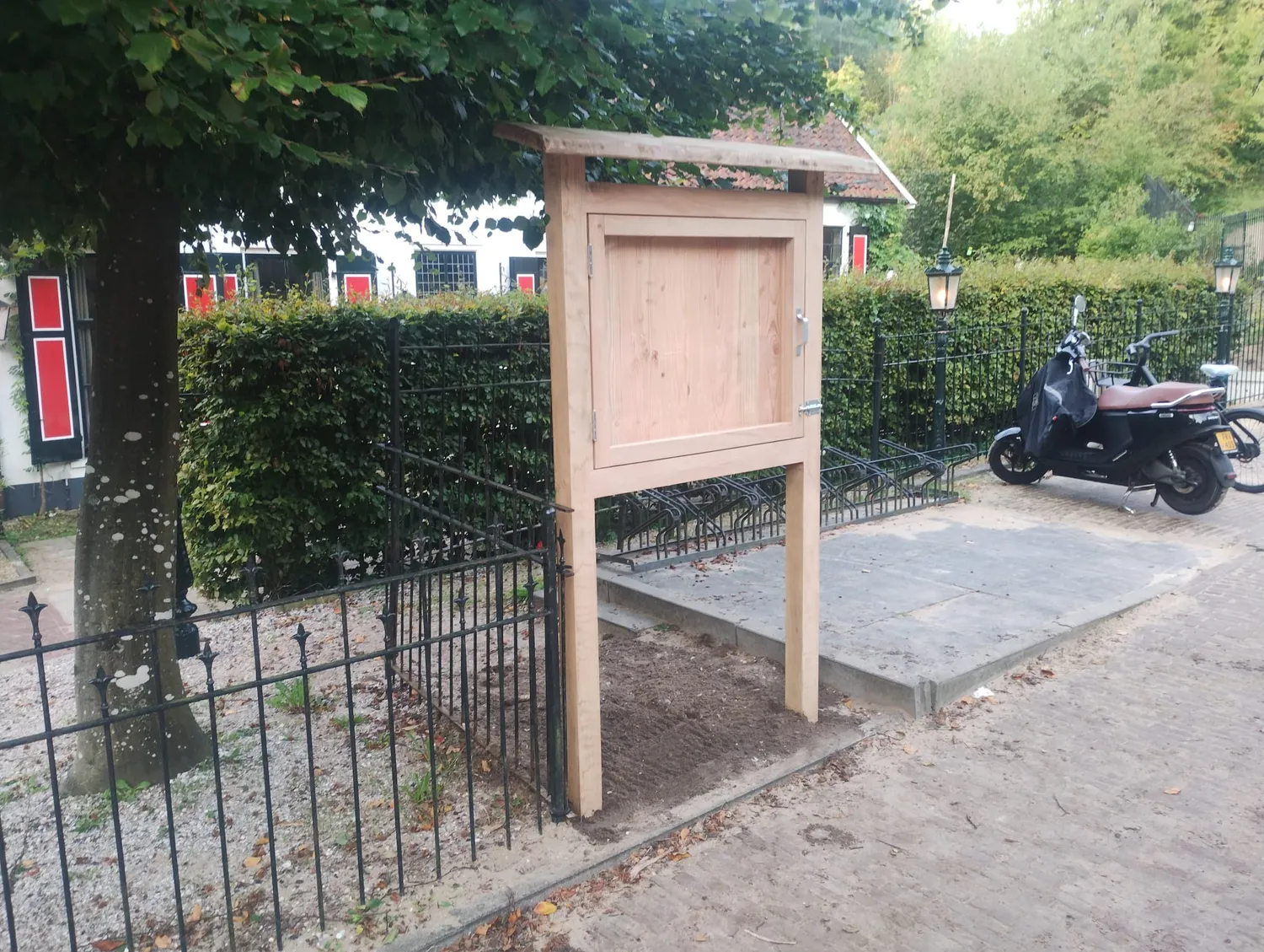 Jaap de Vries Producties Hamburg informatiekast eikenhout buiten