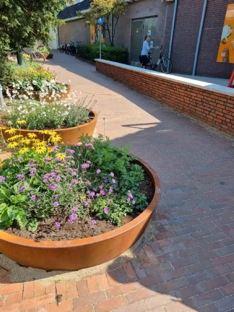 Groundlevel Doesburg plantenbak cortenstaal rond taps