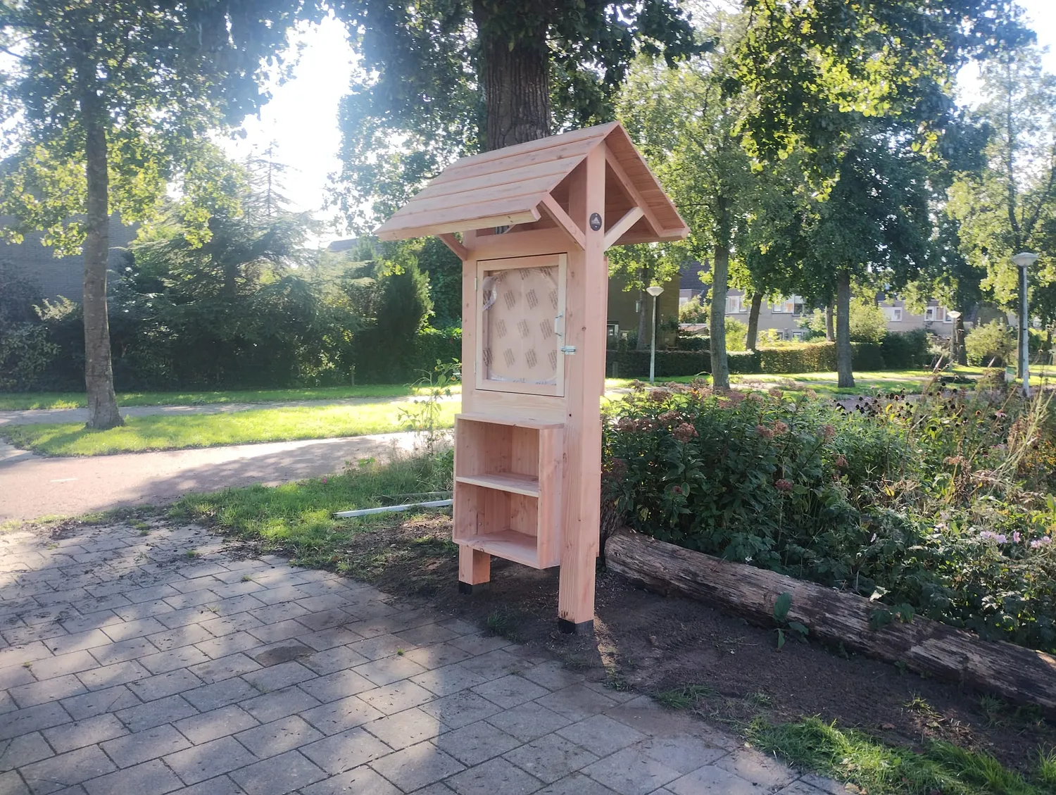 Jaap de Vries Belfast insectenhotel combi vitrinekast eiken