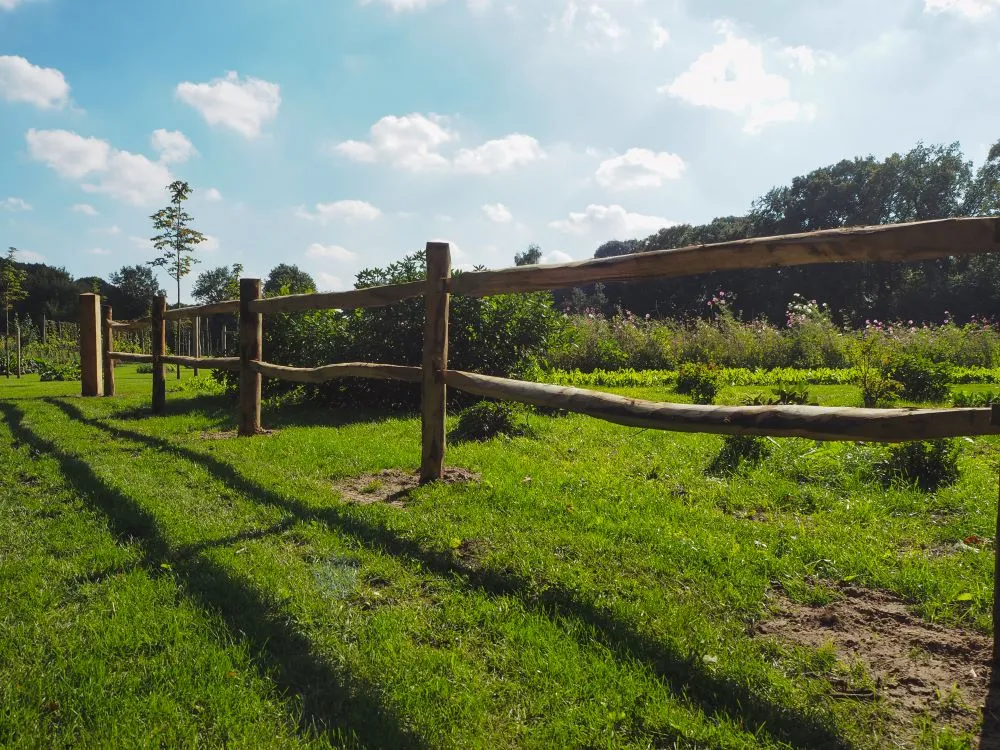 Jaap de Vries Producties Post Rail Bordeaux hekwerk kastanjehout