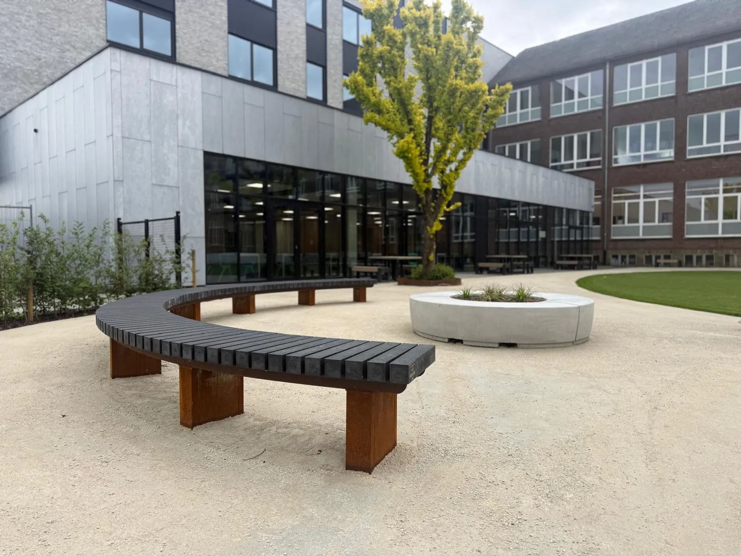 Groundlevel BRUUT vlakke bank 3/4-cirkel 3150 buiten