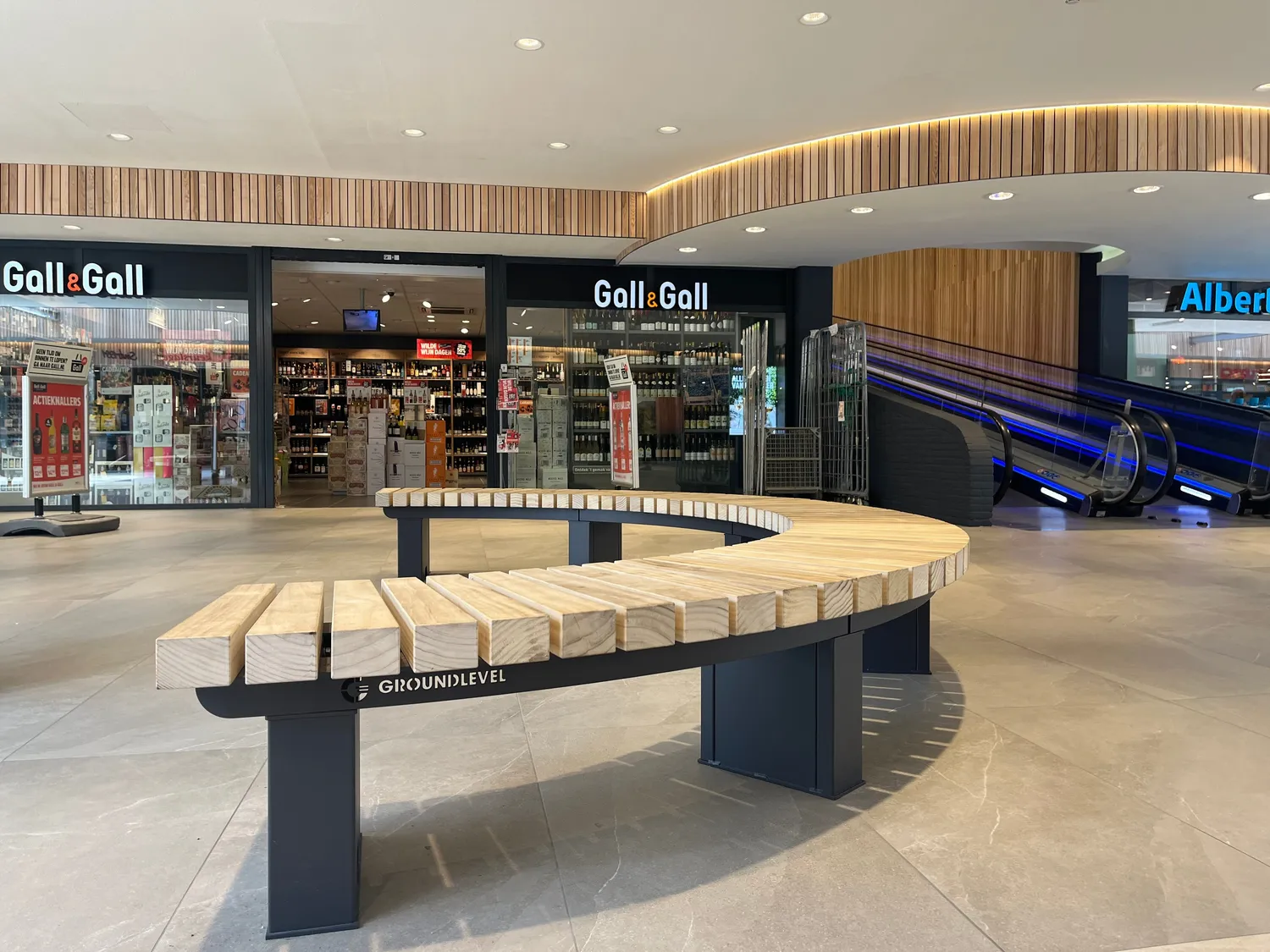 Groundlevel BRUUT vlakke bank 3/4-cirkel 3150 buiten