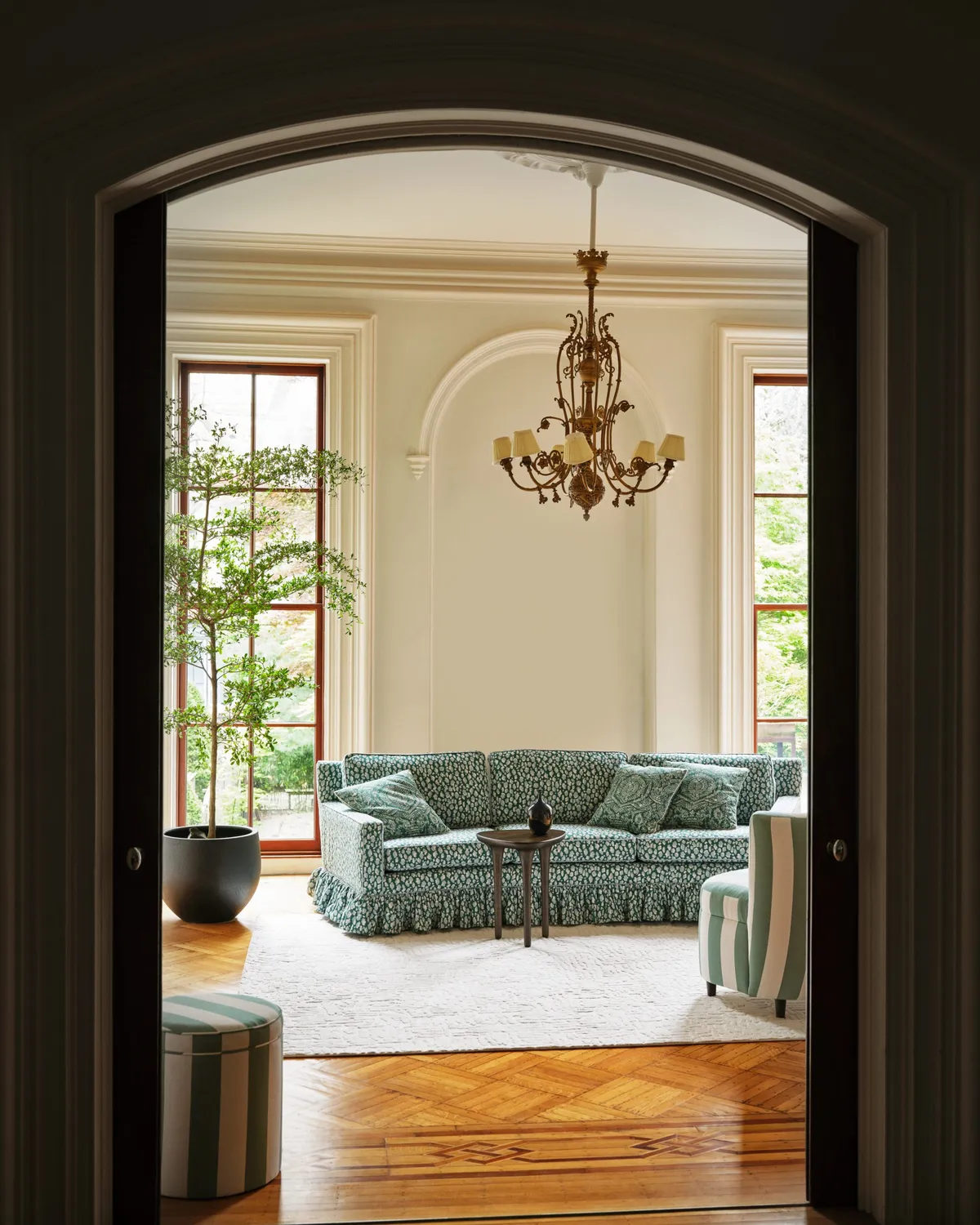 Sutherland Furniture Leaping Leopards tuinkussen panter