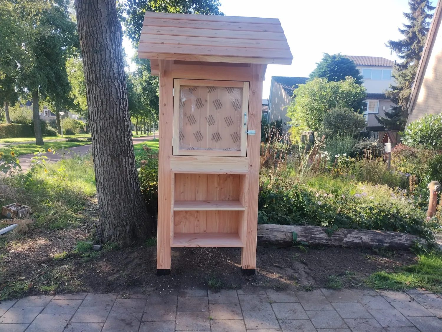 Jaap de Vries Belfast insectenhotel combi vitrinekast eiken