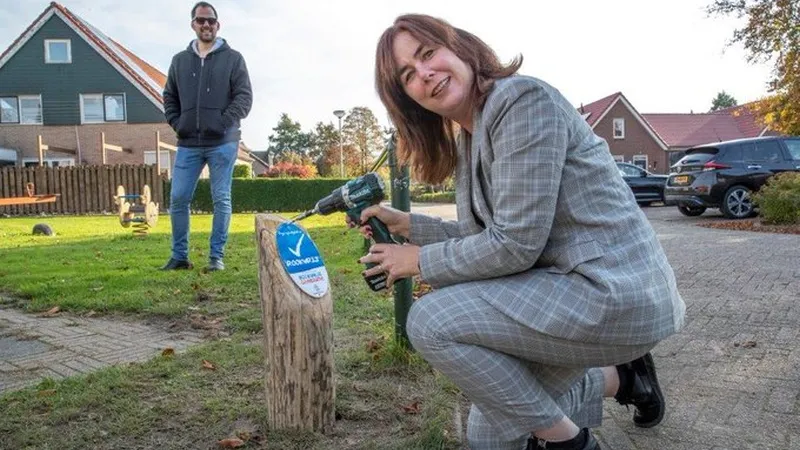 Jaap de Vries beleidspaal rookvrij hout met bordje