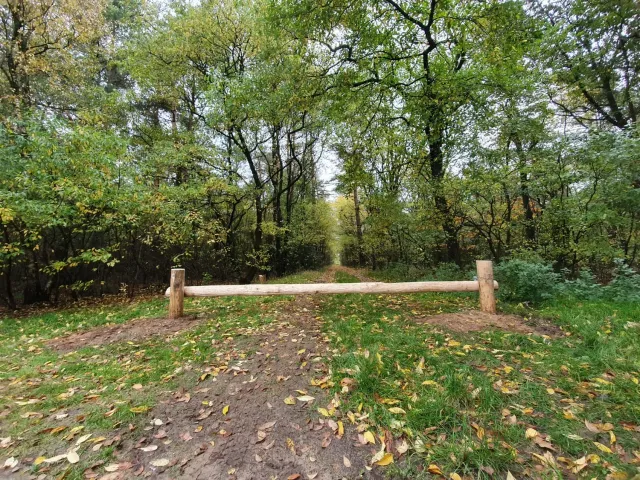 Jaap de Vries Calais slagboom kastanjehout rond