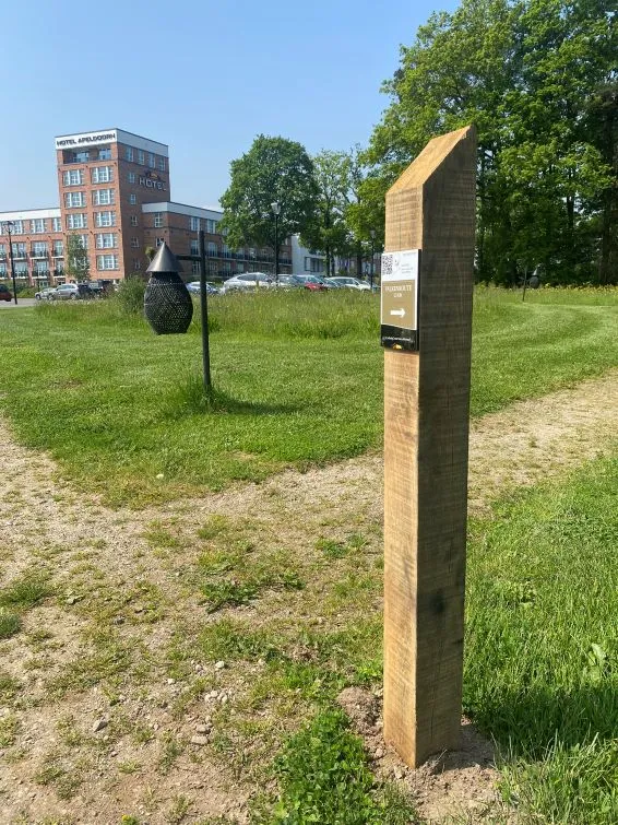 Jaap de Vries wandelroutepaal eikenhout Trespa bord