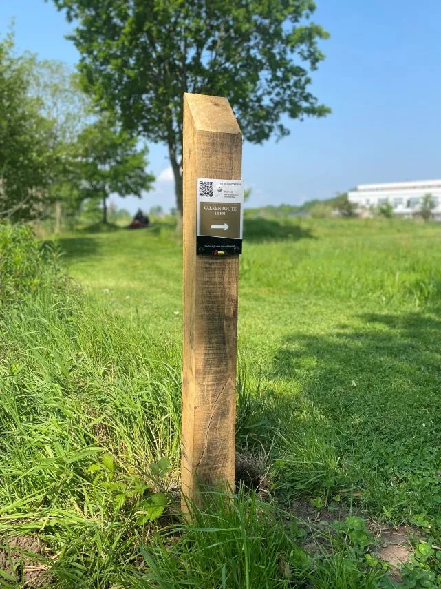 Jaap de Vries wandelroutepaal eikenhout Trespa bord