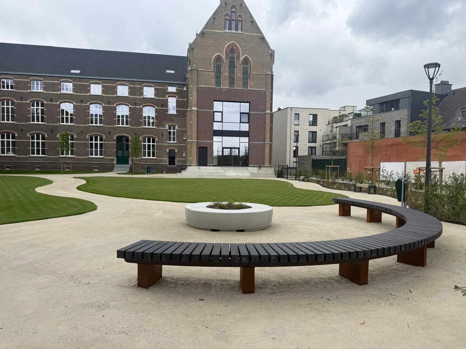 Groundlevel BRUUT vlakke bank 3/4-cirkel 3150 buiten