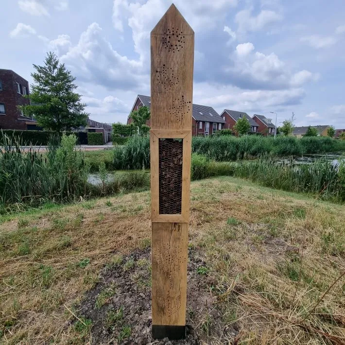 Jaap de Vries Hastings insectenpaal eikenhout met boorgaten