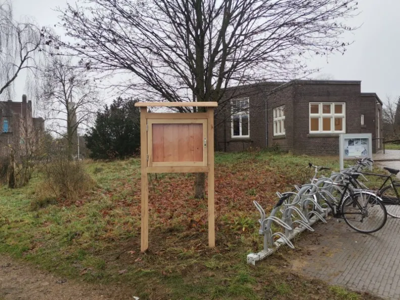 Jaap de Vries Producties Hamburg informatiekast eikenhout buiten