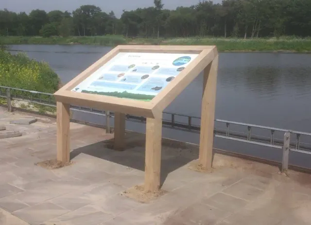 Jaap de Vries Gouda informatiebord lessenaar hout UV-laminaat