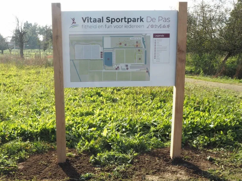 Jaap de Vries Producties Informatiebord Vitaal Sportpark eiken 2-staander
